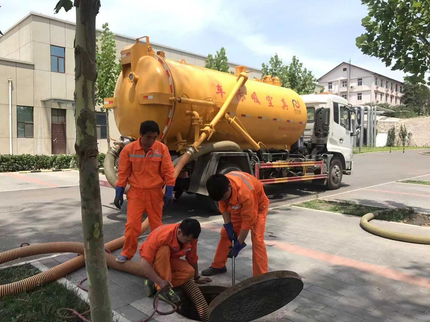 波莲镇管道疏通车停在窨井附近