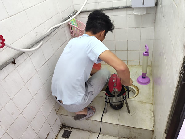波莲镇管道堵塞冒臭气 专业师傅现场解决问题