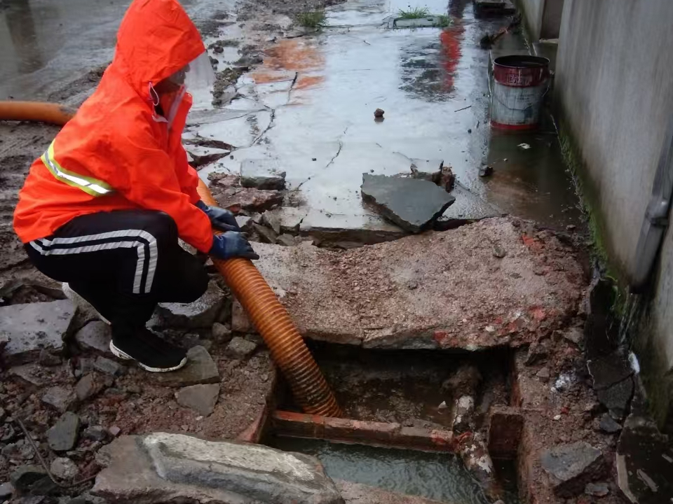 波莲镇专业清理污水池 炜誉市政以规范流程守护城市 “肠道”